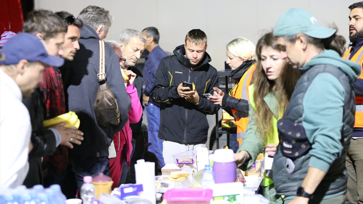 Gürcistan'da gönüllüler Rus vatandaşları için yardım noktası kurdu