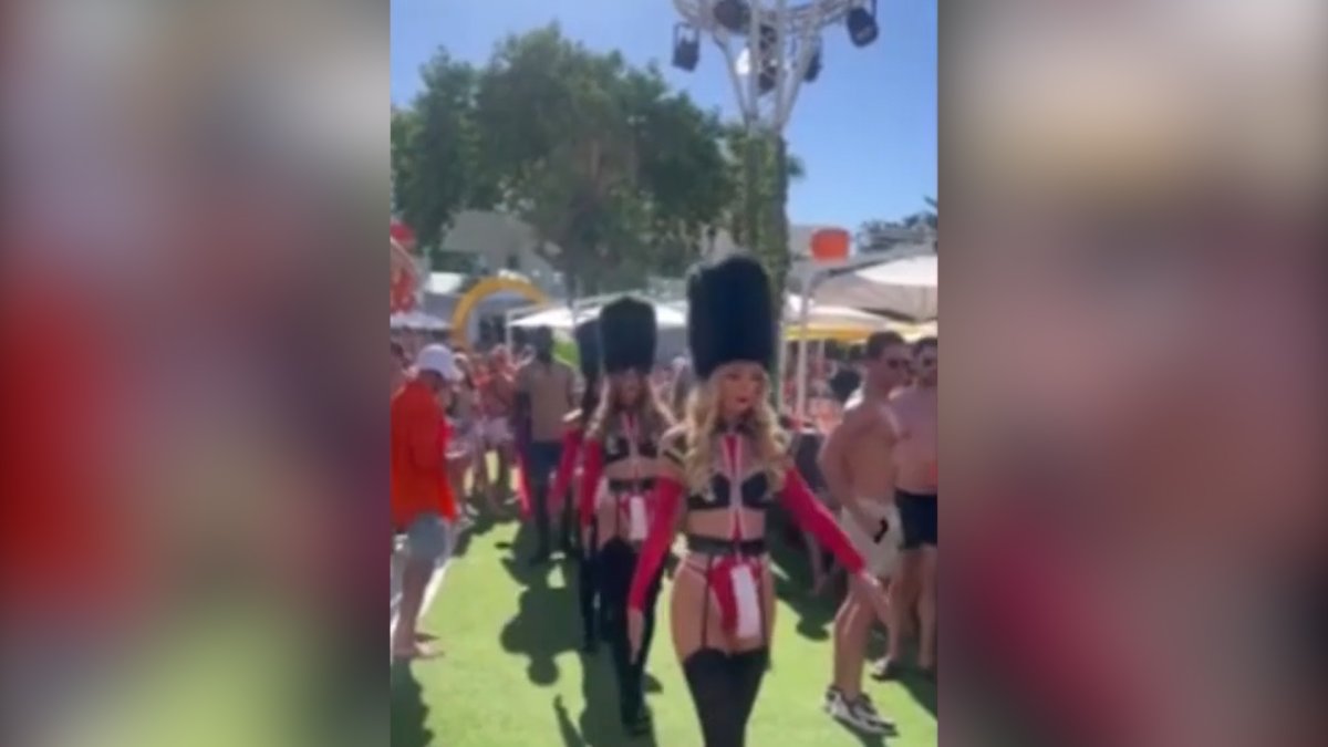 İngilizlerin tepki gösterdiği tören: Kraliçe Elizabeth'i bikini kadınlarla andılar