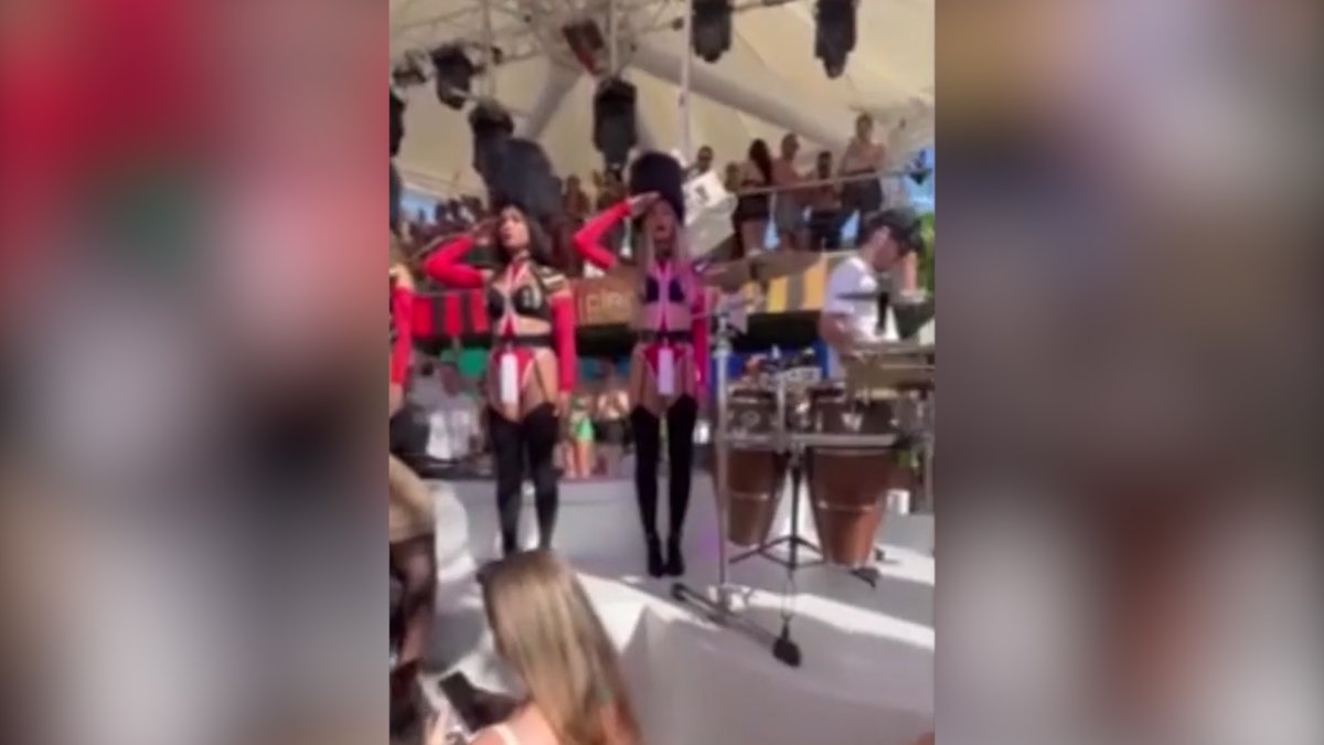 İngilizlerin tepki gösterdiği tören: Kraliçe Elizabeth'i bikini kadınlarla andılar