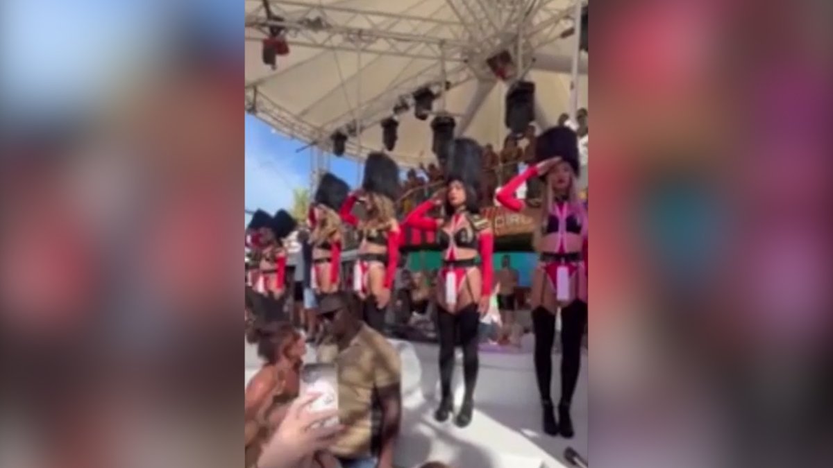 İngilizlerin tepki gösterdiği tören: Kraliçe Elizabeth'i bikini kadınlarla andılar