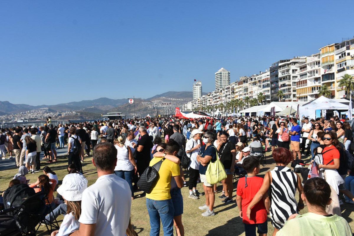 İzmir'de helikopterler zeybek oynadı