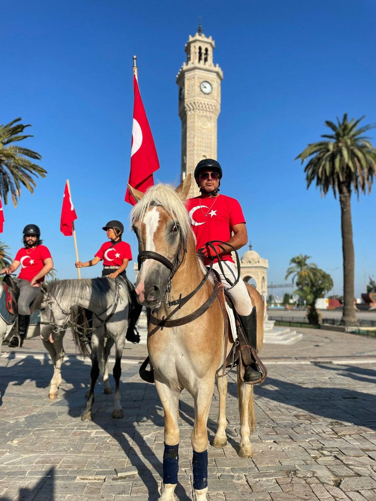 İzmir'de helikopterler zeybek oynadı