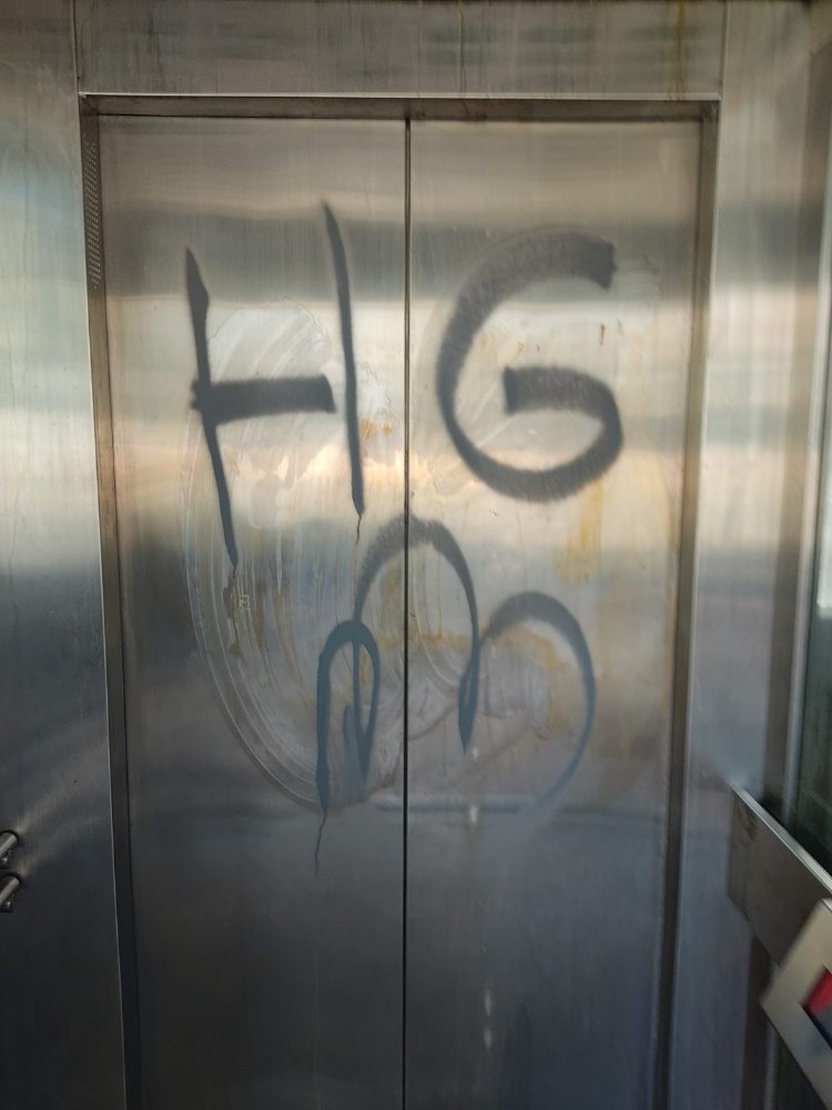 Kocaeli'de kamu malını boyayıp, tekmeleyerek, zarar verdiler!