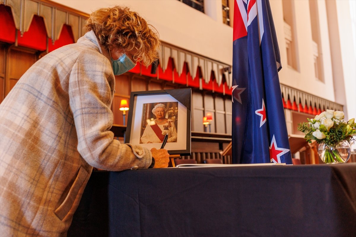 Kraliçe Elizabeth'in vefatının ardından İngiltere'de yas