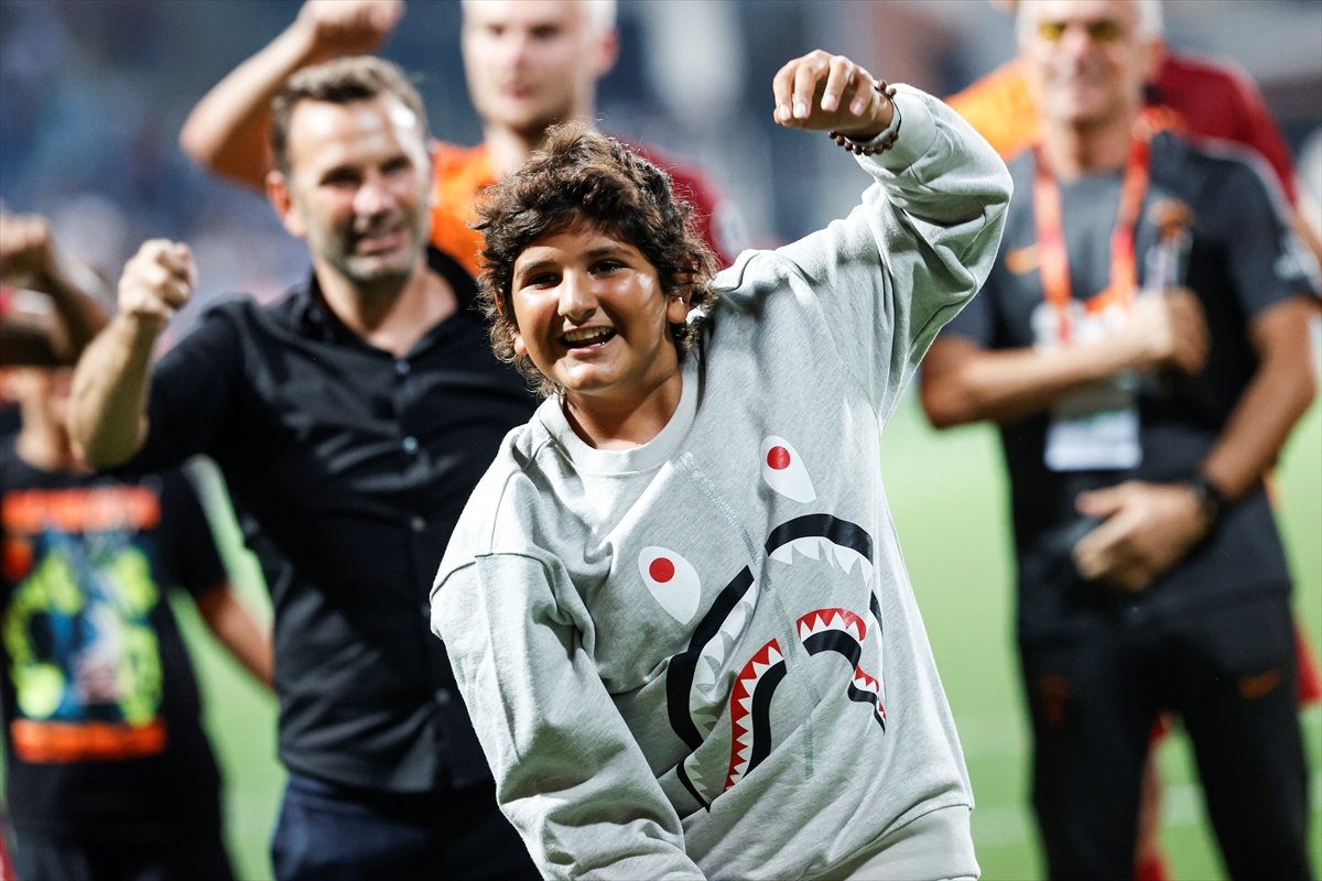 Okan Buruk'un oğlu Ali Yiğit'ten maç sonu üçlü