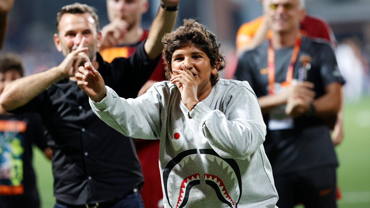 Okan Buruk'un oğlu Ali Yiğit'ten maç sonu üçlü