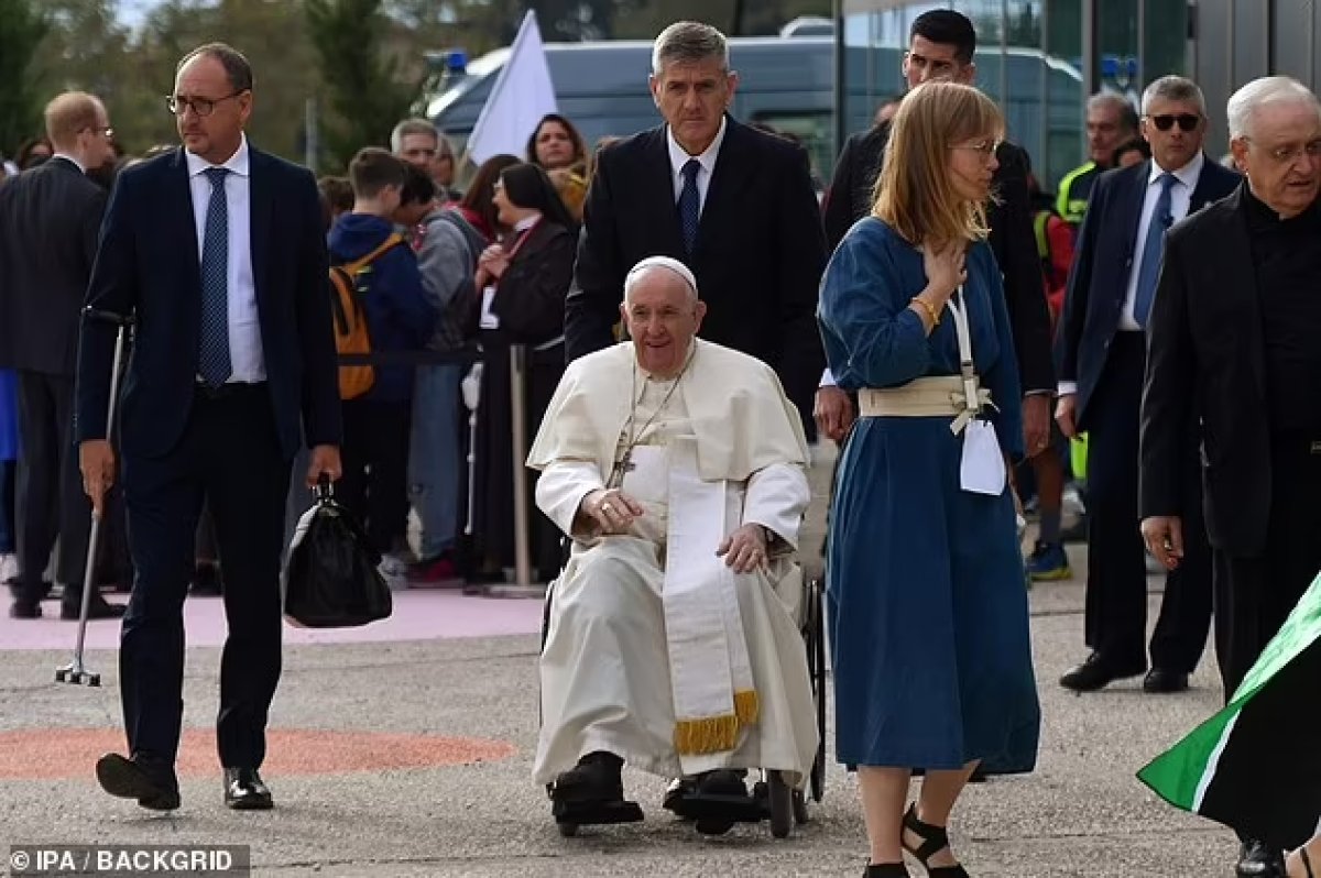 Papa Francis, tekerlekli sandalye kullanıyor