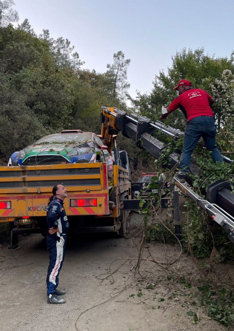 Rallide kaza yapan otomobiller vinçle kurtarıldı