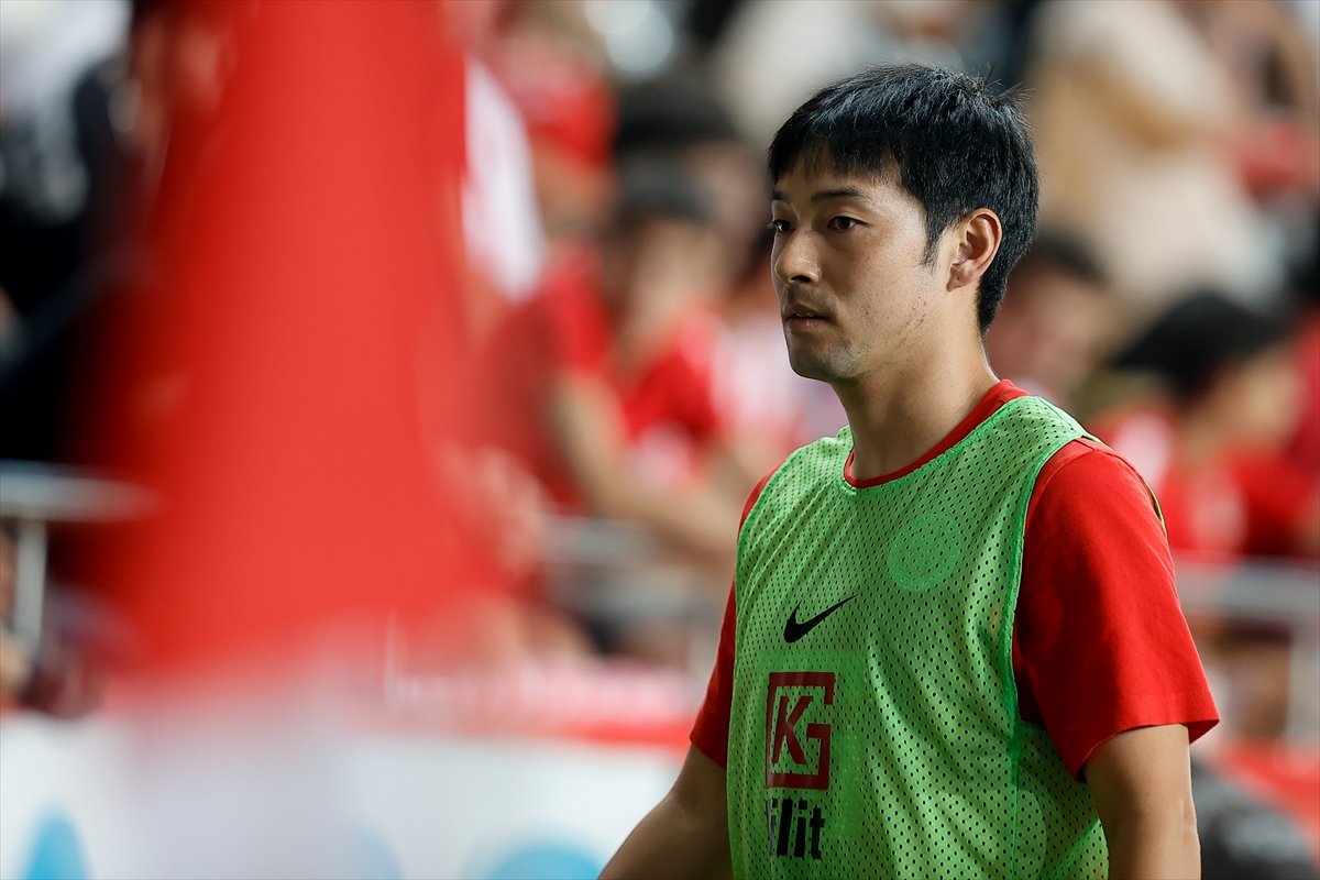 Shoya Nakajima oyuna girdikten iki dakika sonra kırmızı kart gördü