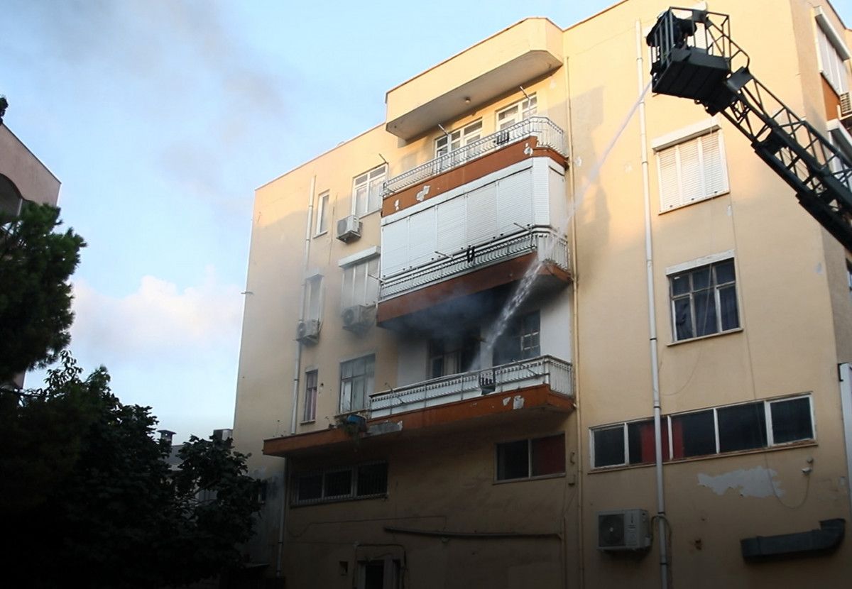 Sinir krizi geçiren kadın balkonu yaktı