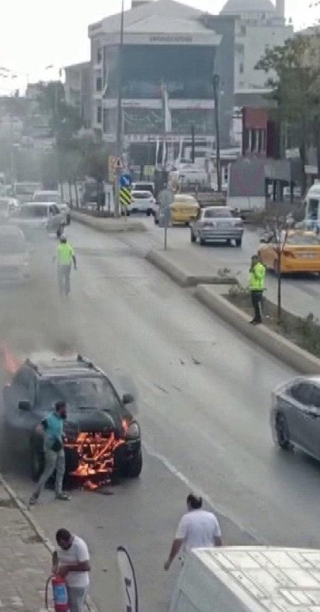 Sinir krizi geçiren şahıs aracını ateşe verdi: 1 ölü, 3 yaralı