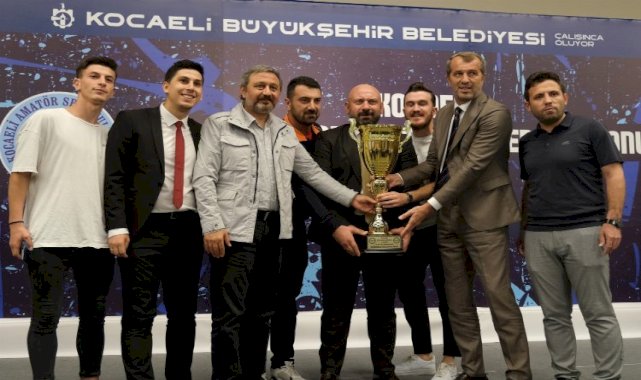 Amatör şampiyonları kupalarını aldı