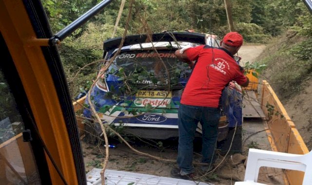 Rallide kaza yapan otomobiller vinçle kurtarıldı