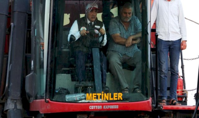 Vahit Kirişci biçerdövere binip pamuk hasat etti