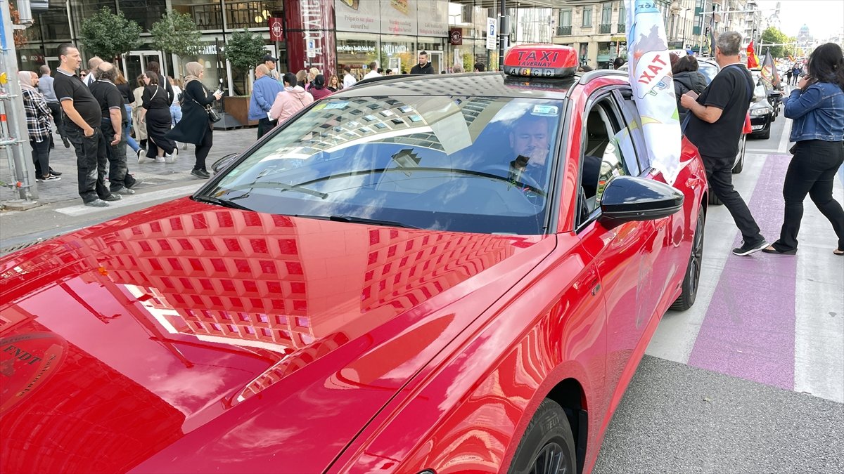 Taksiciler, Uber'i protesto etti