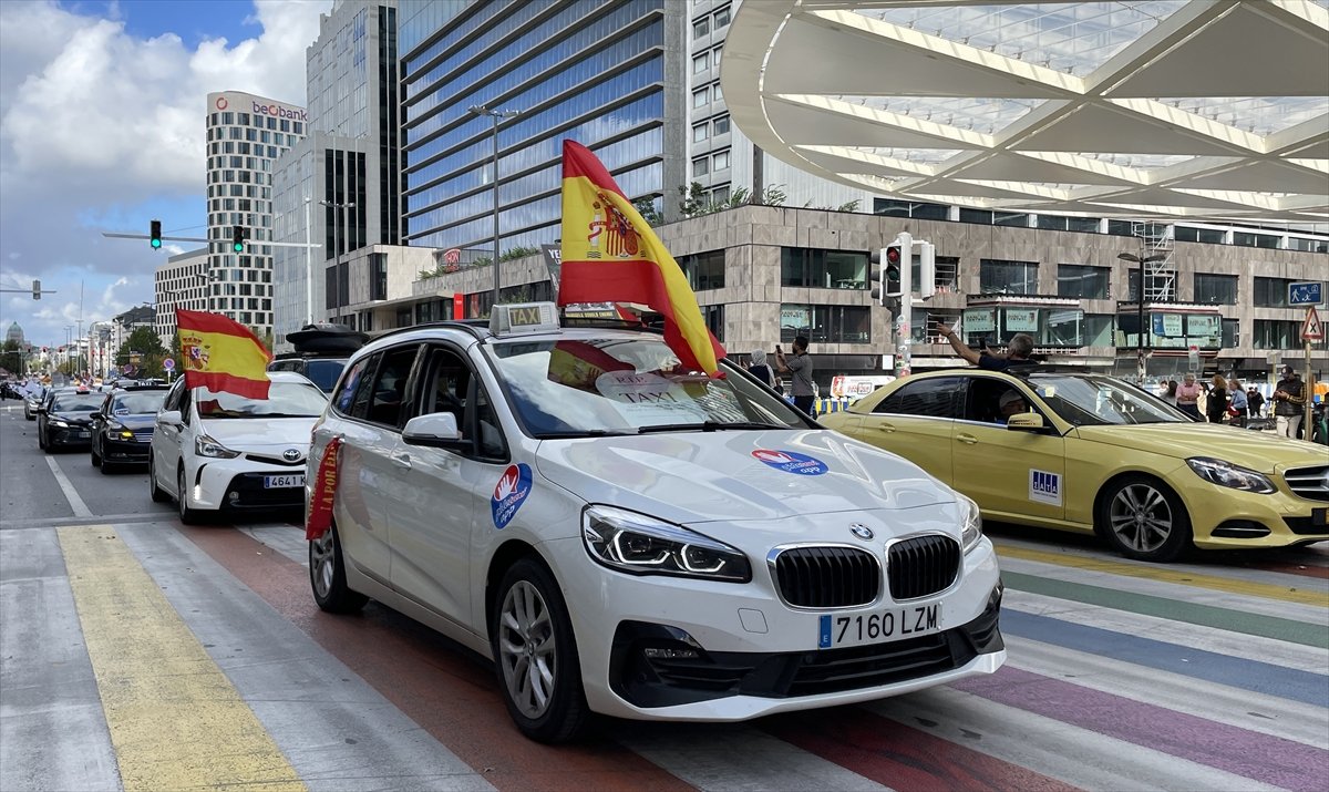 Taksiciler, Uber'i protesto etti
