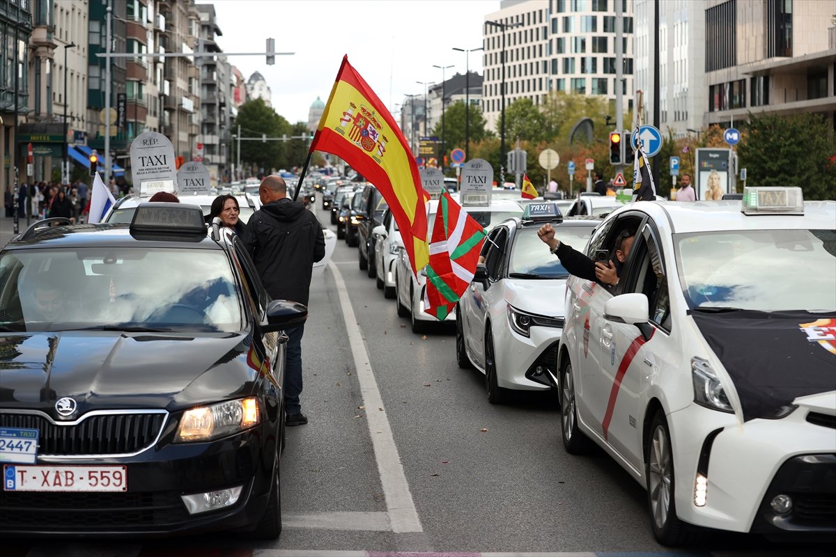 Taksiciler, Uber'i protesto etti