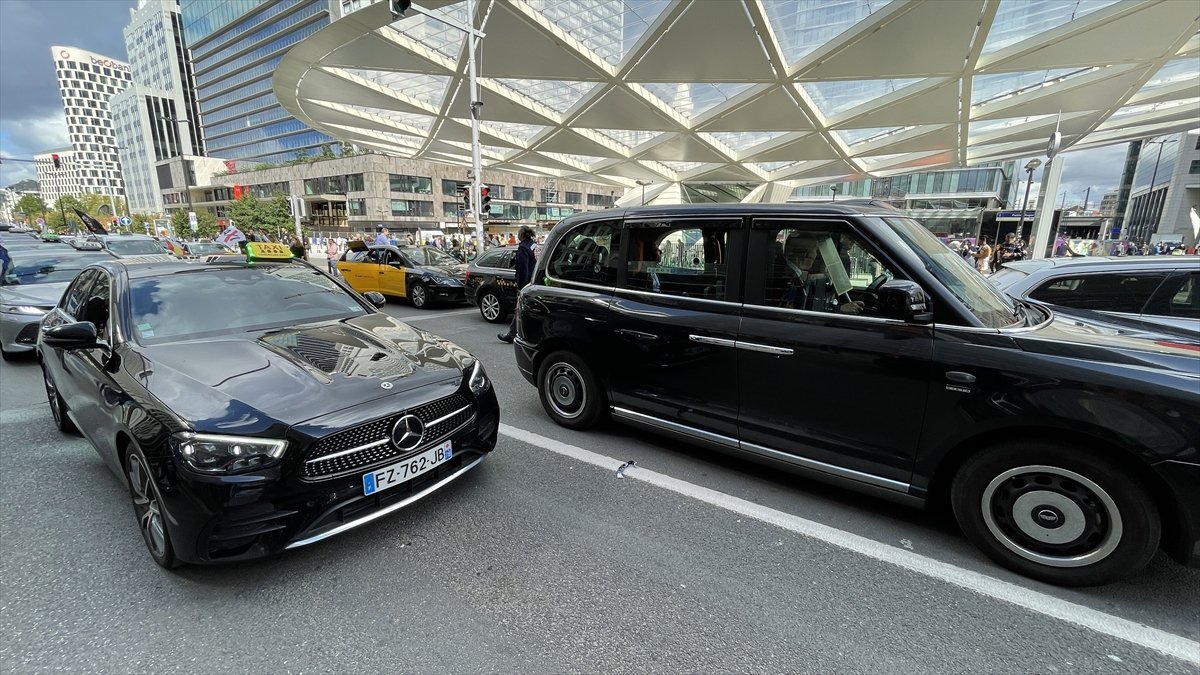 Taksiciler, Uber'i protesto etti