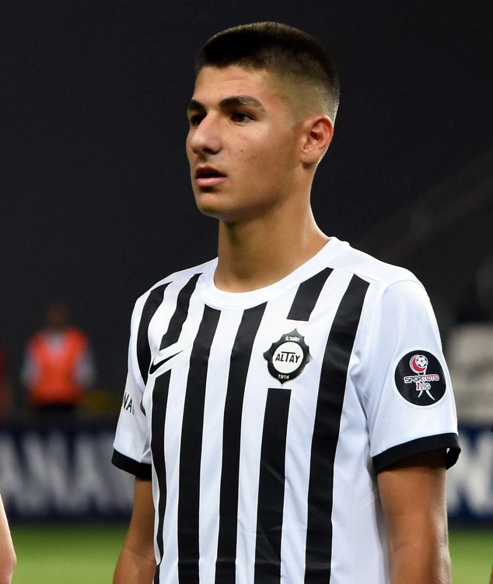 Üç büyükler, Altay'ın genç oyuncunun peşinde