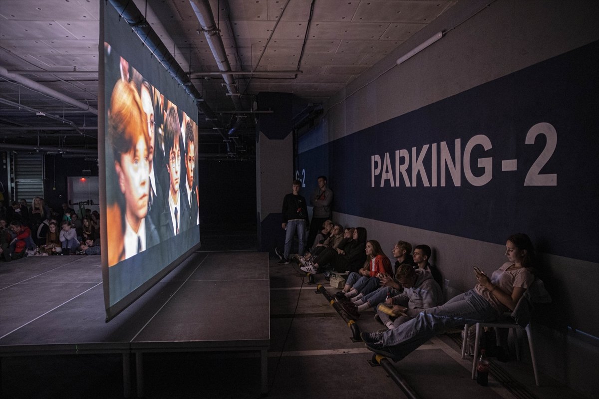 Ukrayna'da otoparkta film gösterimi