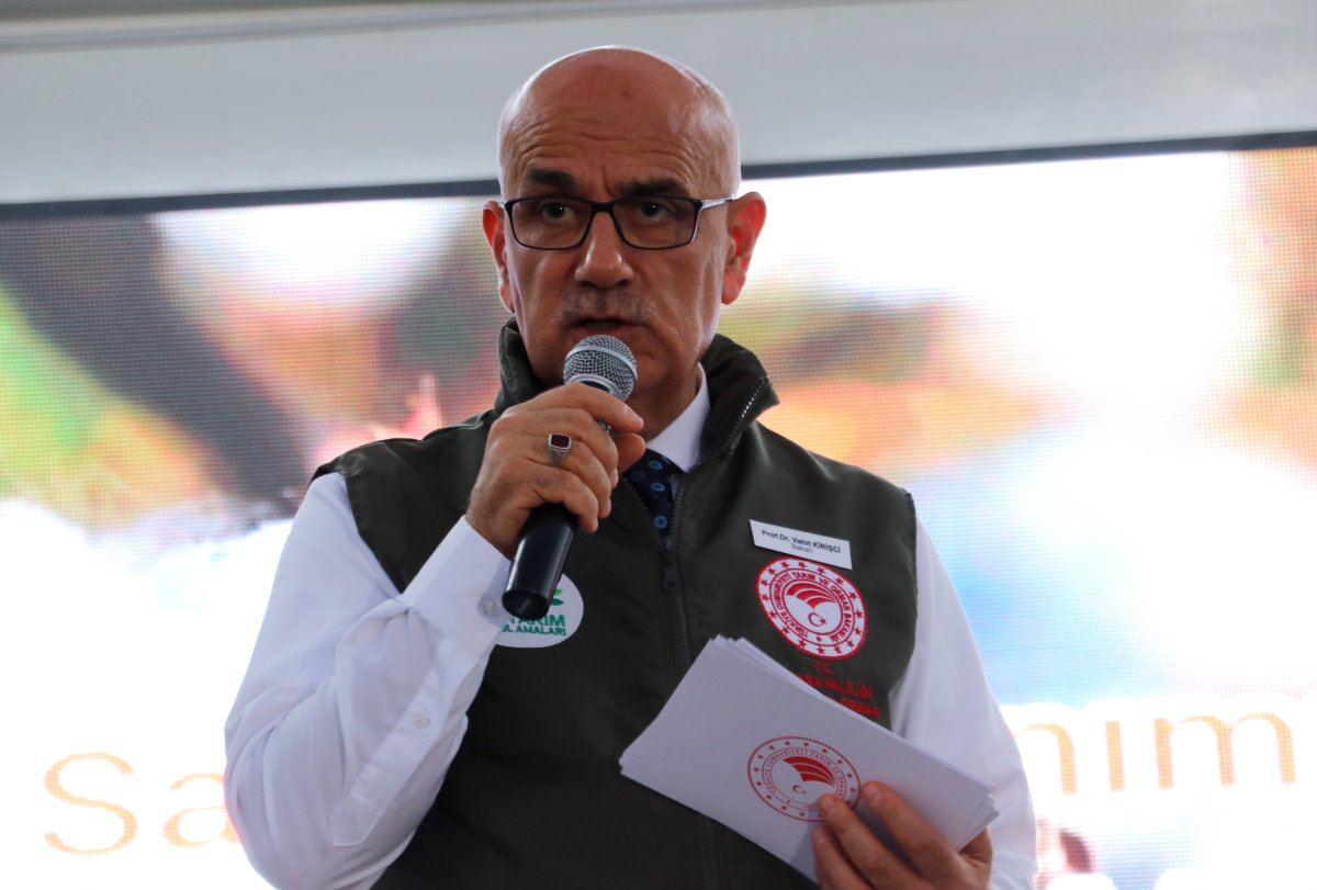 Vahit Kirişci biçerdövere binip pamuk hasat etti