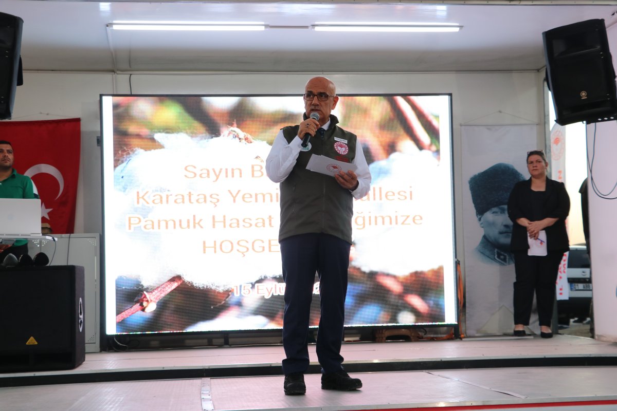 Vahit Kirişci biçerdövere binip pamuk hasat etti