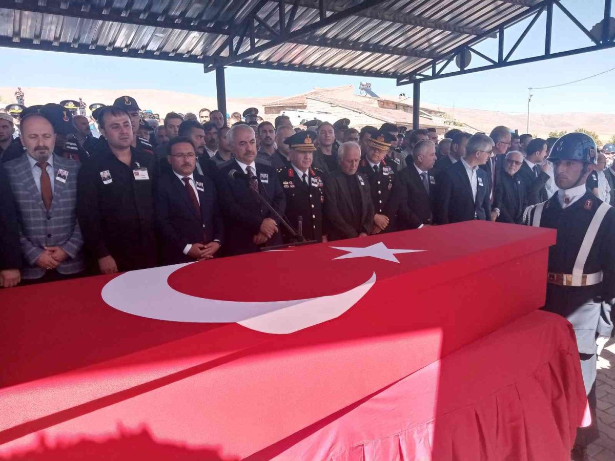 Vatandaşa yardım ederken şehit olan uzman çavuşa veda