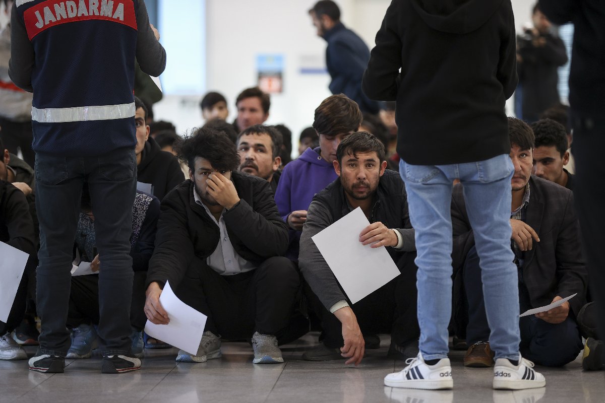 97 bin 448 kaçak göçmen sınır dışı edildi