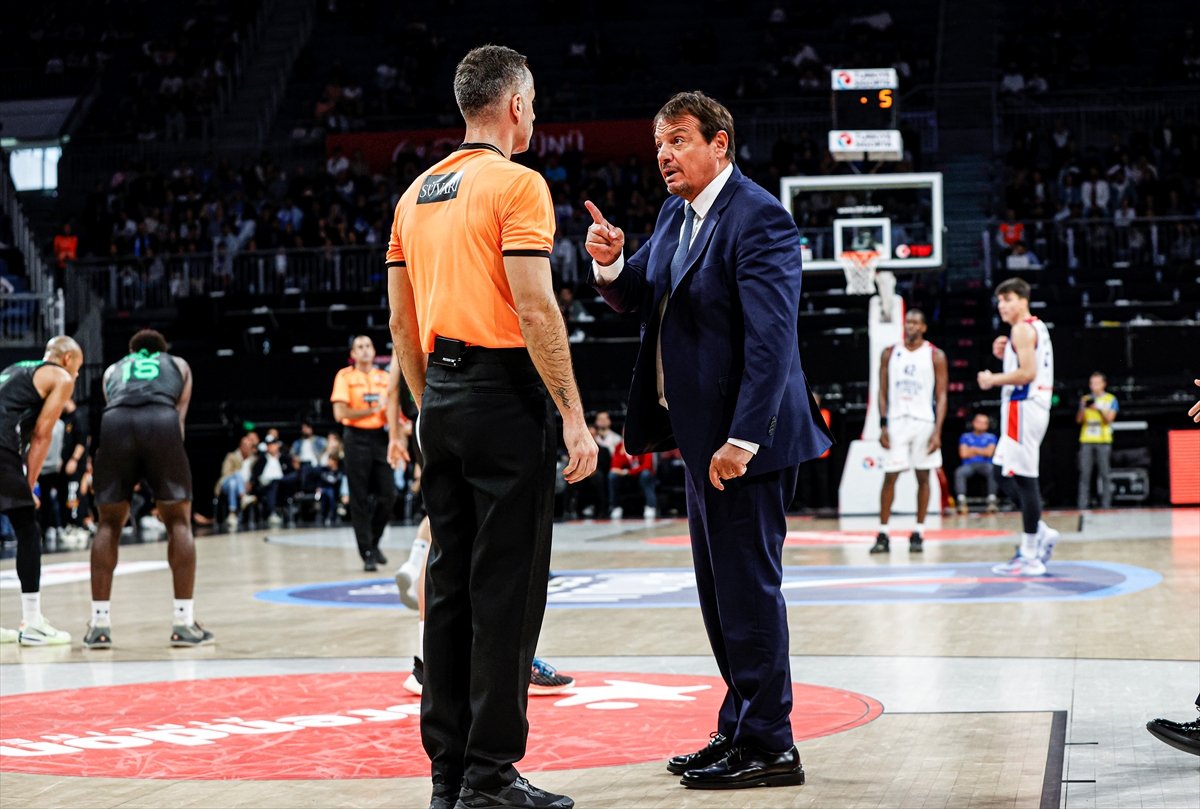 Anadolu Efes, Darüşşafaka'yı mağlup etti