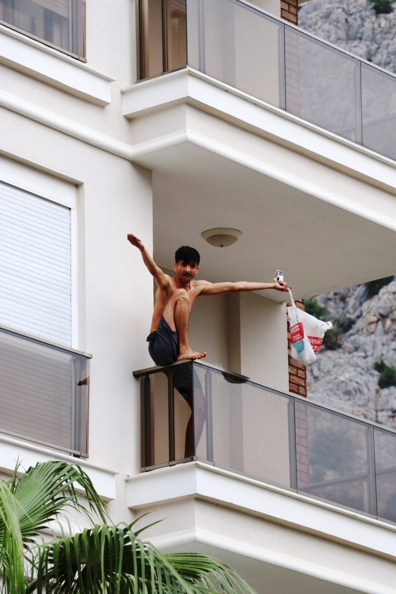 Antalya'da annesini darbetti, balkonda zor anlar yaşattı