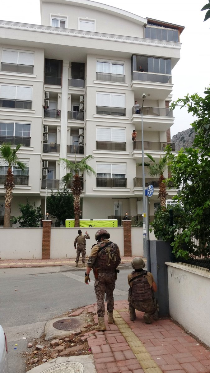 Antalya'da annesini darbetti, balkonda zor anlar yaşattı