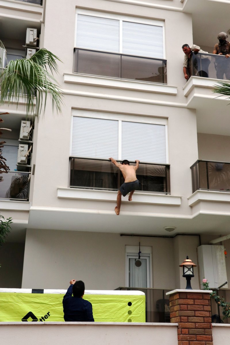 Antalya'da annesini darbetti, balkonda zor anlar yaşattı