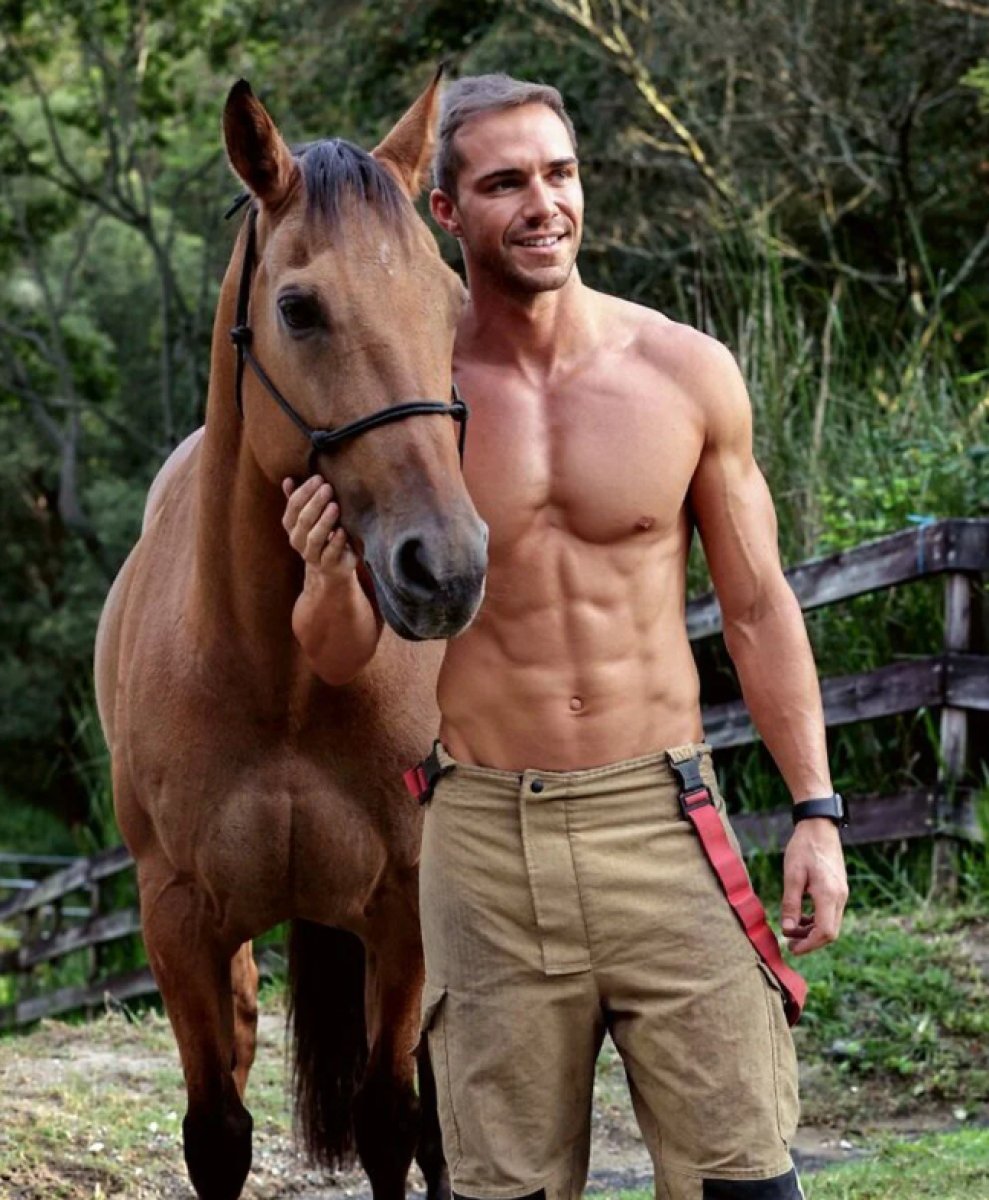 Avustralyalı itfaiyeciler 2023 takvimi için poz verdi