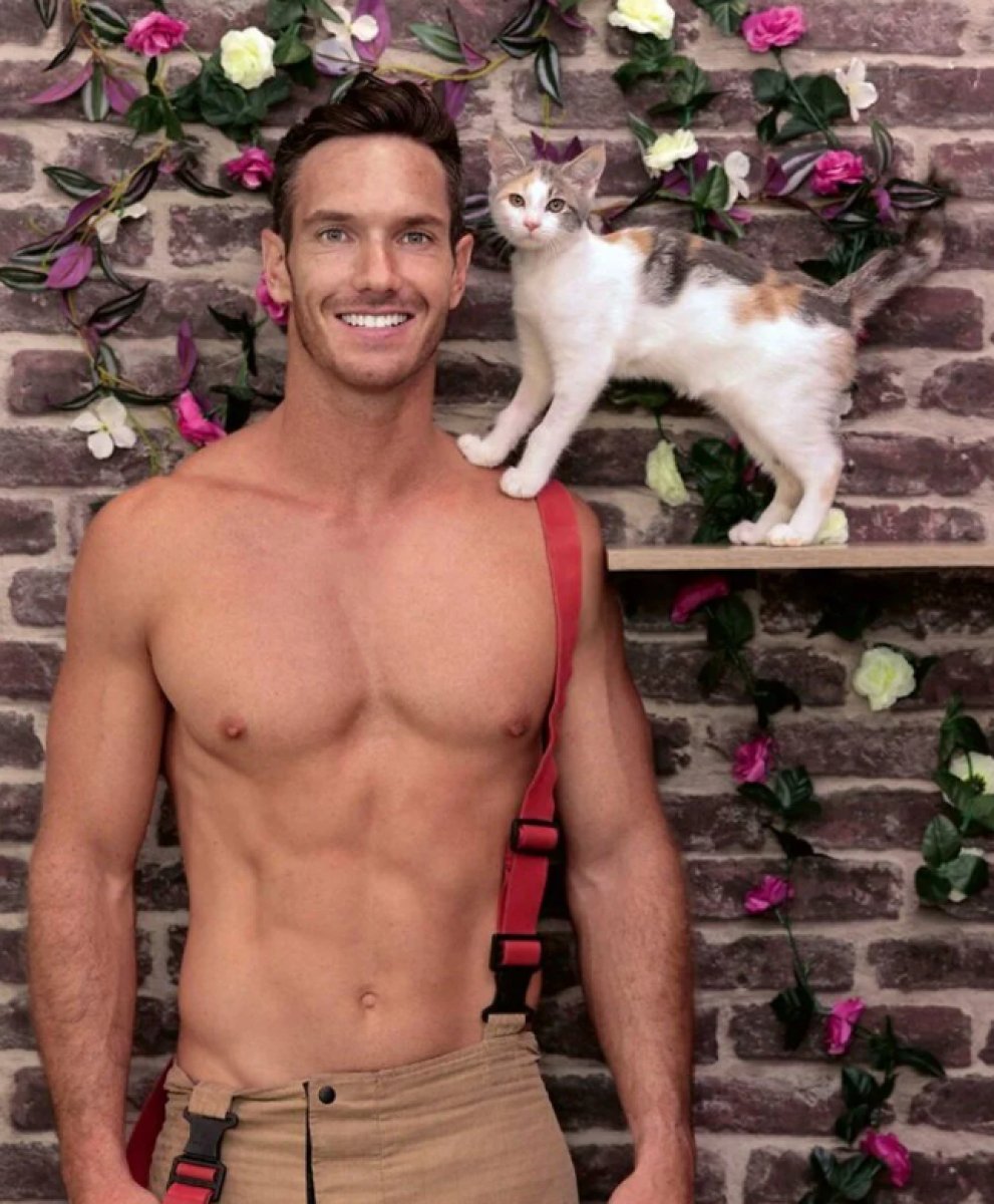 Avustralyalı itfaiyeciler 2023 takvimi için poz verdi