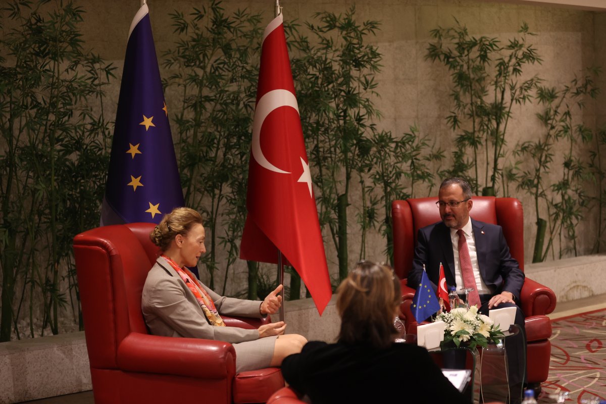 Bakan Kasapoğlu, Clarence Seedorf ile bir araya geldi