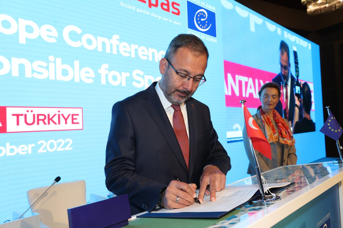 Bakan Kasapoğlu, Clarence Seedorf ile bir araya geldi