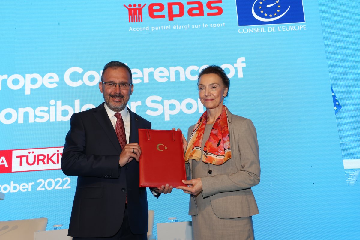 Bakan Kasapoğlu, Clarence Seedorf ile bir araya geldi