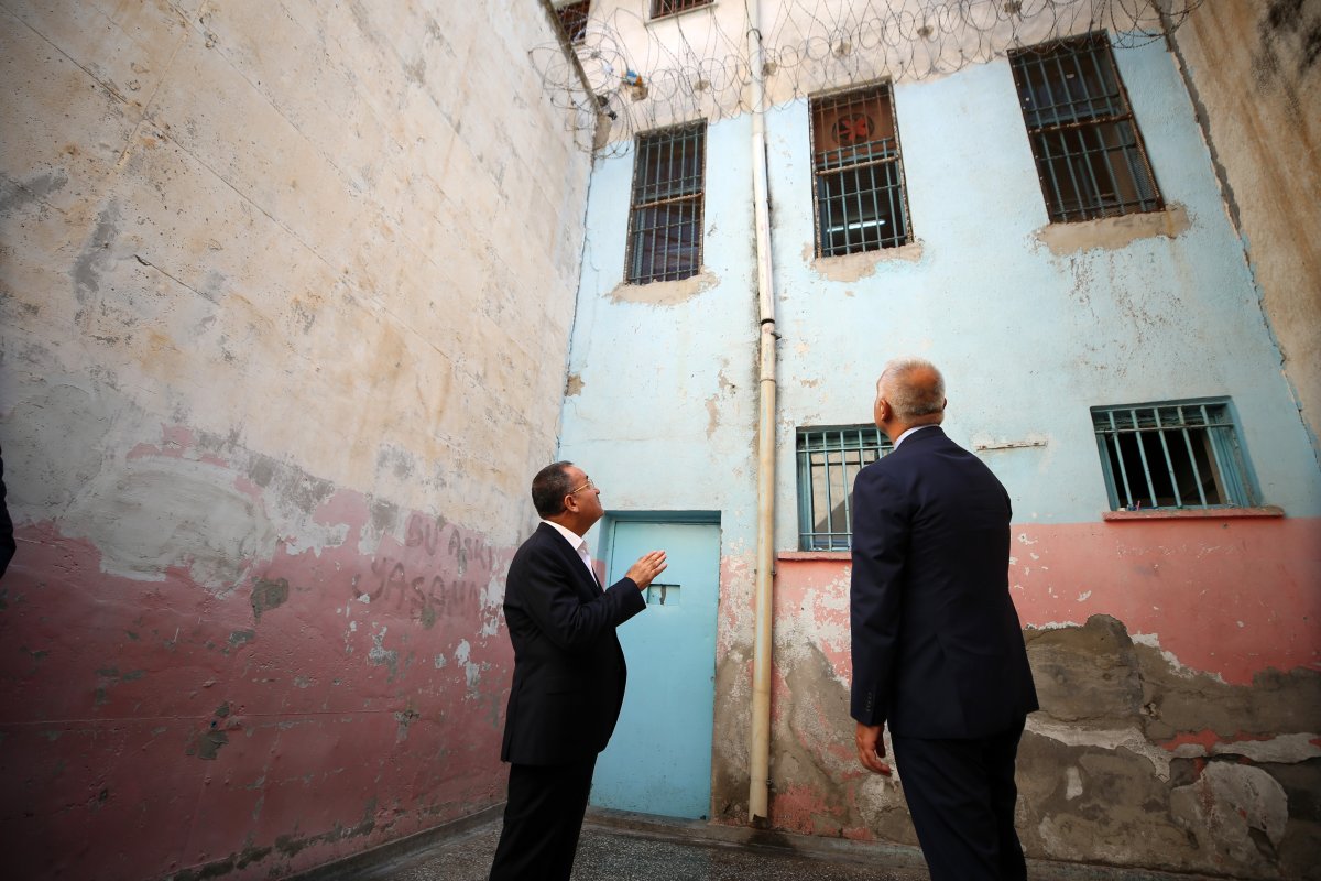 Bekir Bozdağ, Diyarbakır Cezaevi'nin anahtarını Mehmet Nuri Ersoy’a teslim etti