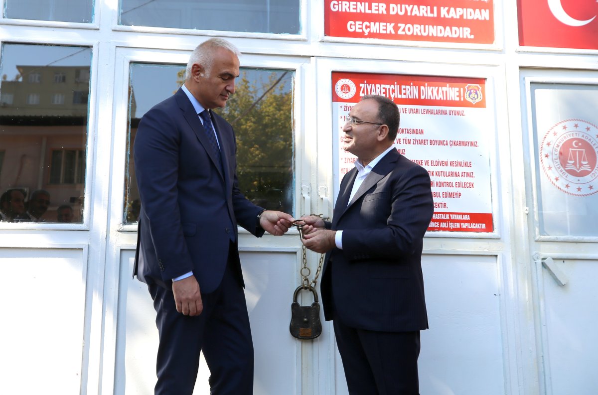 Bekir Bozdağ, Diyarbakır Cezaevi'nin anahtarını Mehmet Nuri Ersoy’a teslim etti