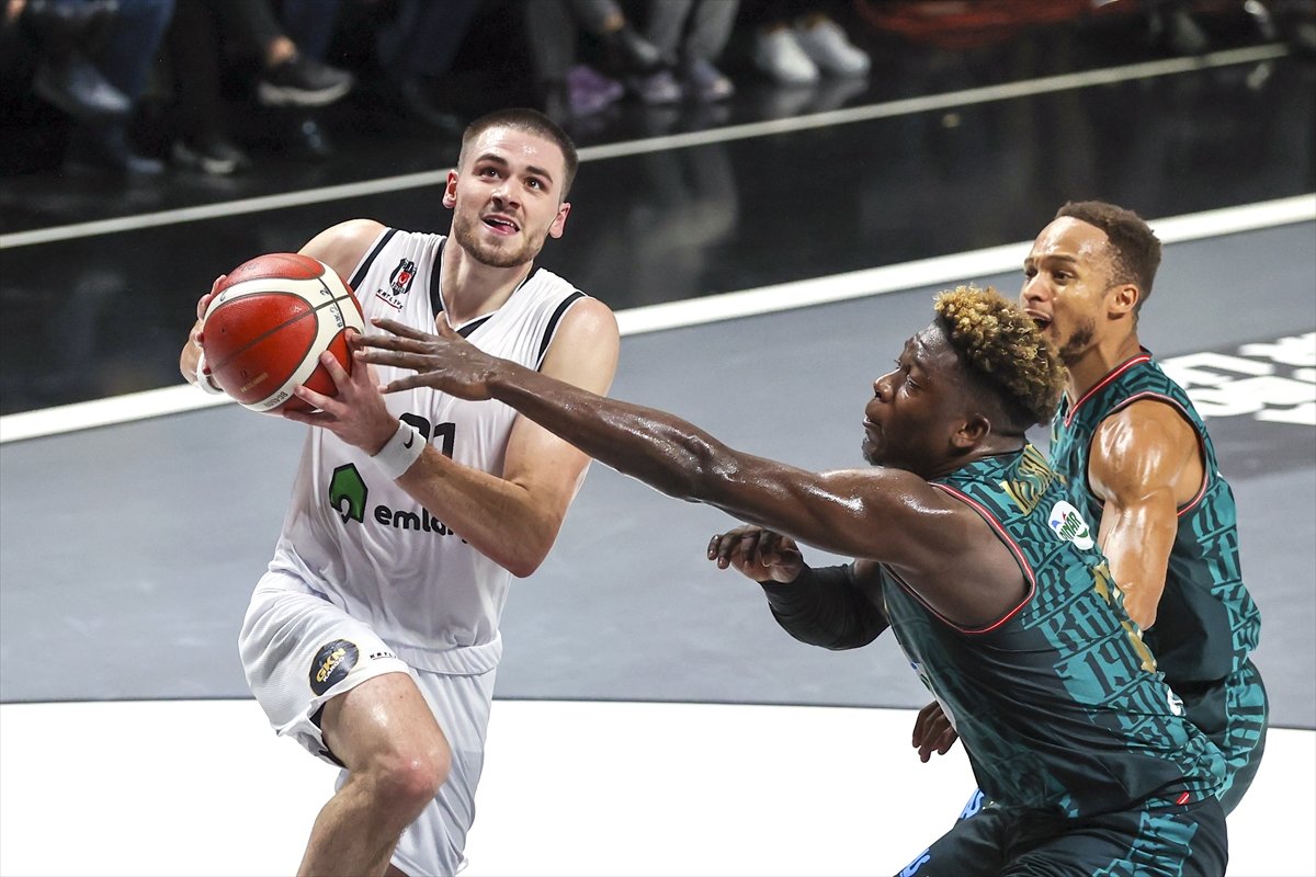 Beşiktaş, Karşıyaka'ya mağlup oldu