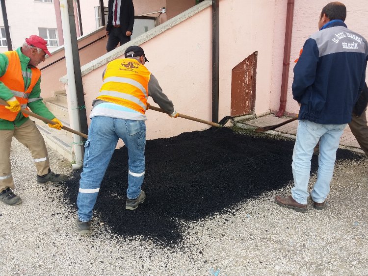 Bilecik Pazaryeri'nde okul bahçelerine asfaltlama