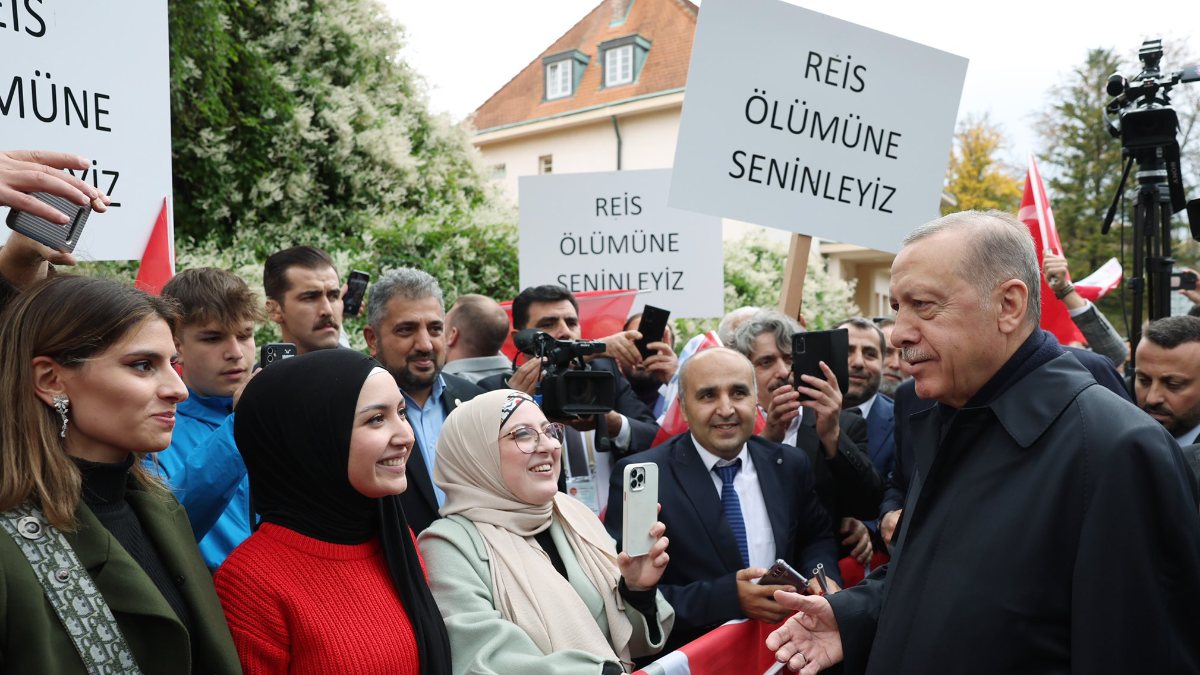 Cumhurbaşkanı Erdoğan'a Çekya'da sevgi seli