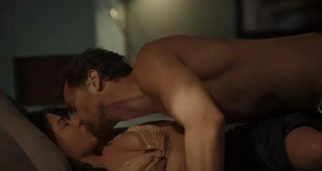 Demet Özdemir'in cesur sahneleri gündeme bomba gibi düştü!