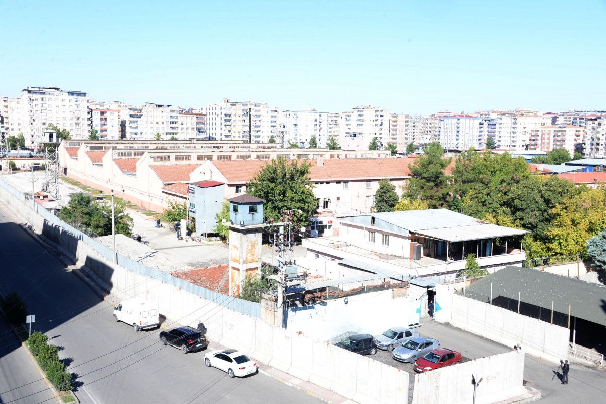 Diyarbakır E Tipi Cezaevi’nin tabelası söküldü