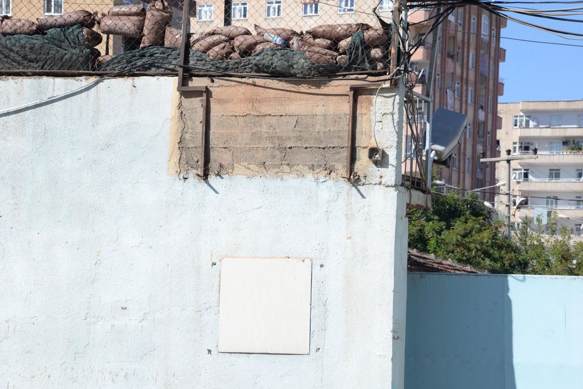 Diyarbakır E Tipi Cezaevi’nin tabelası söküldü