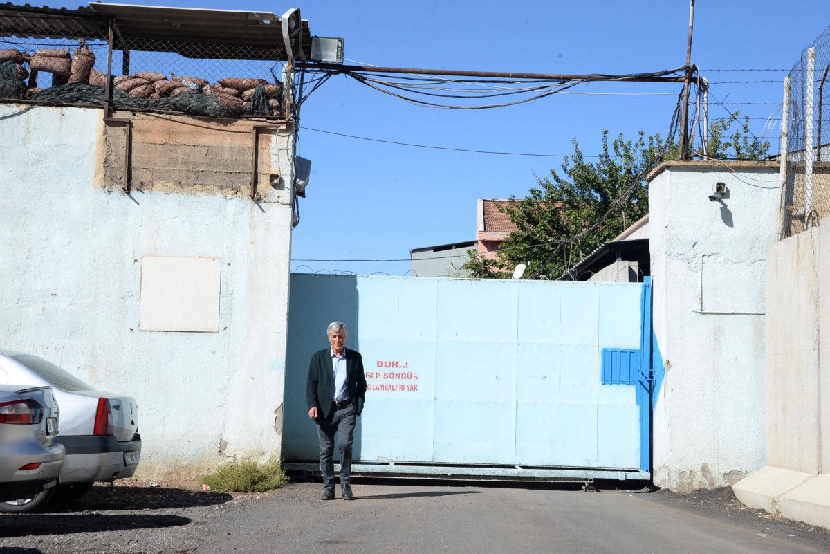 Diyarbakır E Tipi Cezaevi’nin tabelası söküldü