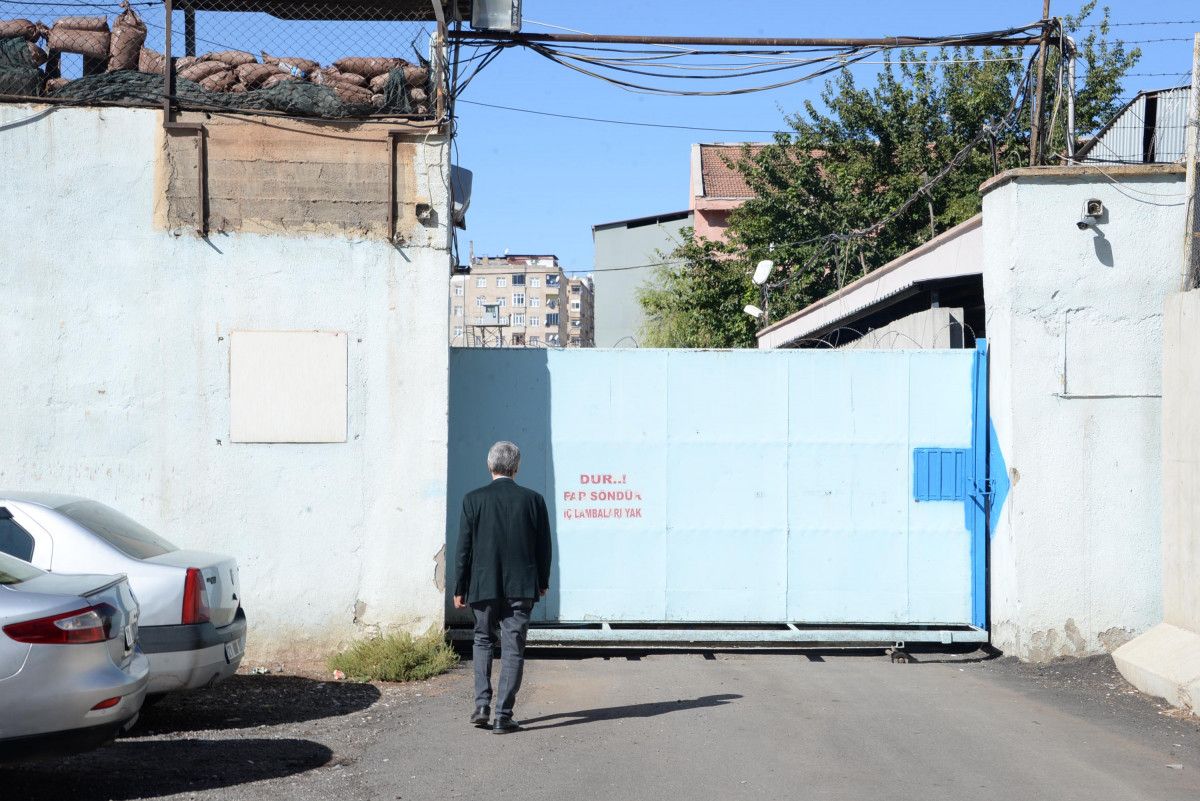 Diyarbakır E Tipi Cezaevi’nin tabelası söküldü