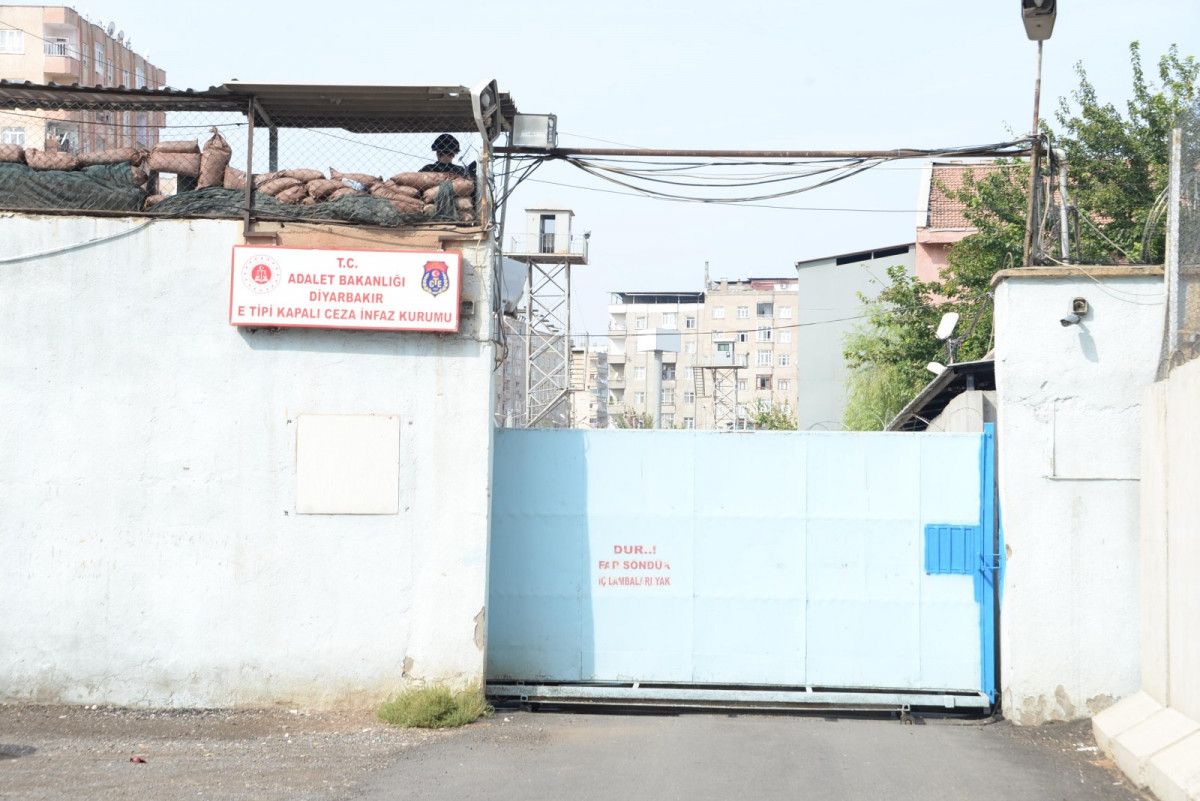 Diyarbakır E Tipi Cezaevi’nin tabelası söküldü