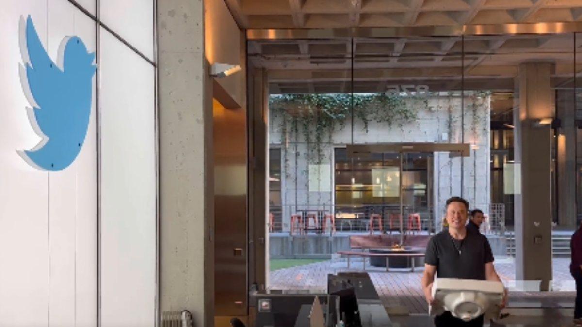 Elon Musk elinde lavaboyla Twitter Genel Merkezi'ne girdi