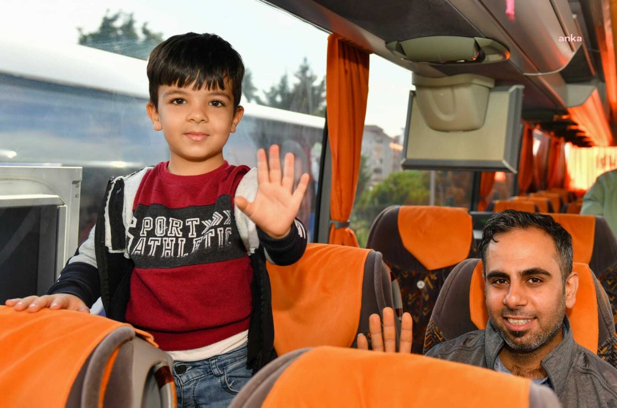 Esenyurt'ta, 57 Suriyeli daha ülkesine uğurlandı